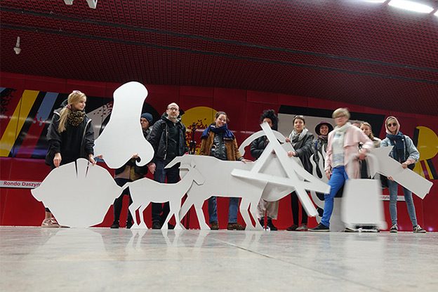 Gruppenfoto in der Warschauer Metro.